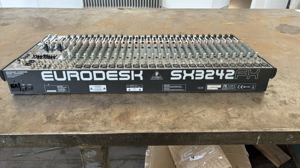 Mesa de mezclas Behringer Eurodesk SX3242FX 32 canales