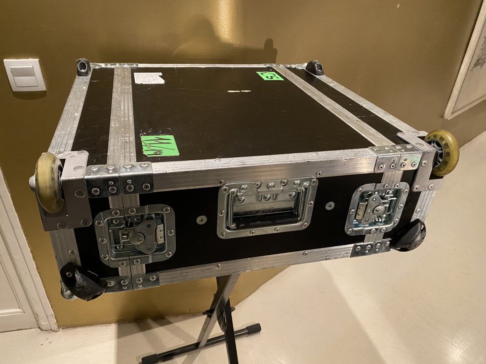 2U rack flightcase, interior flotante, con ruedas.