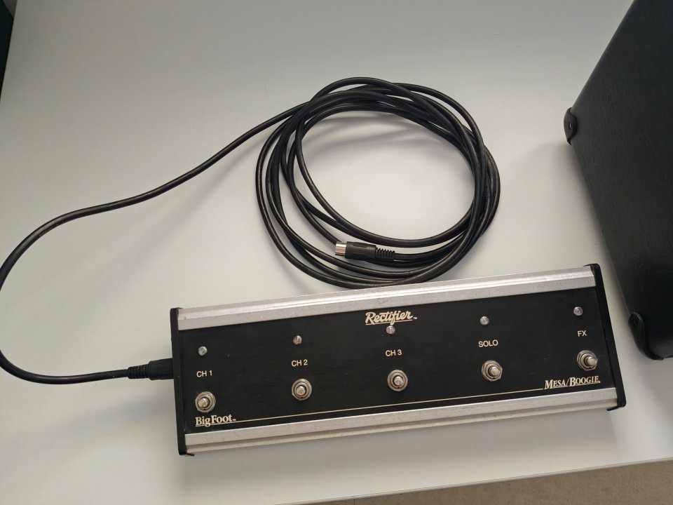 Mesa Dual Rectifier 100W, pedal, funda y documentación original de segunda mano · Foto 7 de 8 · Málaga · 1790 €