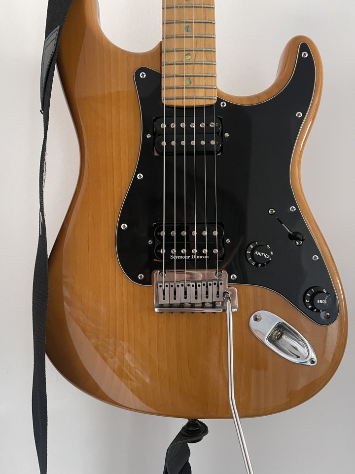 Fender Stratocaster Deluxe Ash (2004) - Sonido Brutal con Mejoras Profesionales de segunda mano · Foto 2 de 10 · Murcia · 1300 €