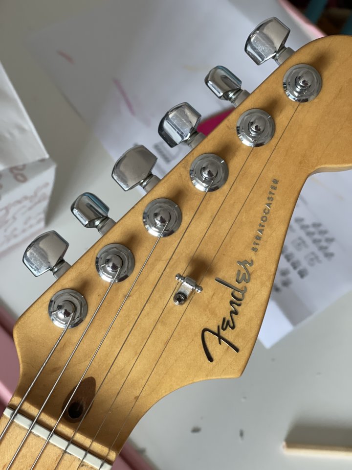 Fender Stratocaster Deluxe Ash (2004) - Sonido Brutal con Mejoras Profesionales de segunda mano · Foto 3 de 10 · Murcia · 1300 €