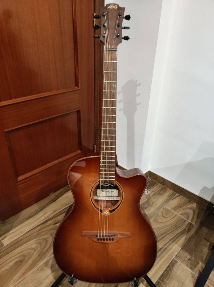Guitarra acústica Lag con amplificador Boss