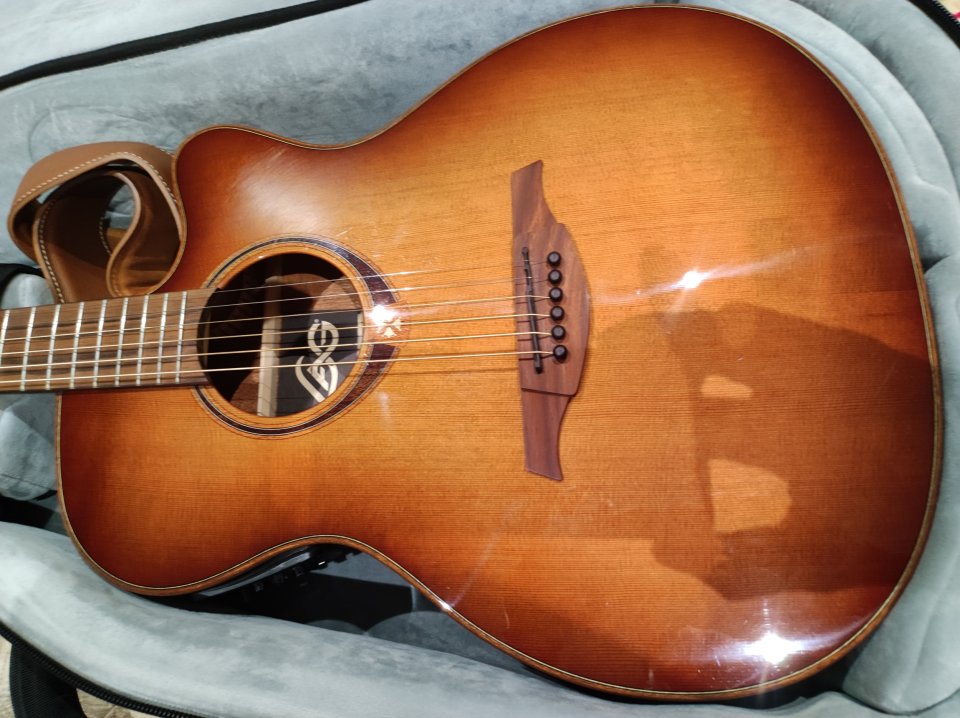 Guitarra acústica Lag con amplificador Boss