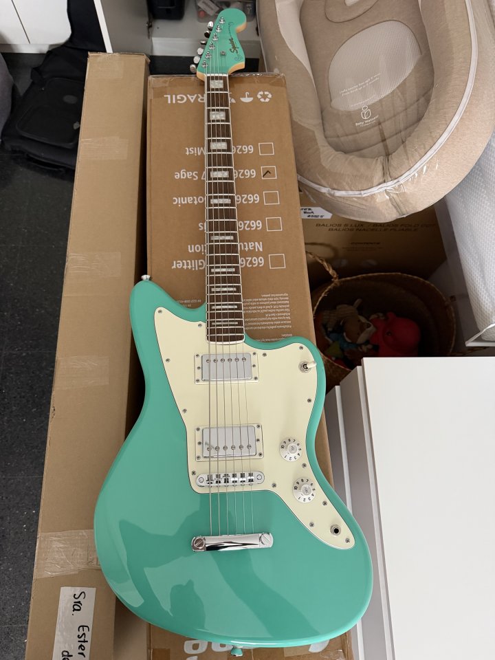 Squier Paranormal Baritone Jazzmaster de segunda mano · Foto 1 de 5 · Barcelona · 380 €
