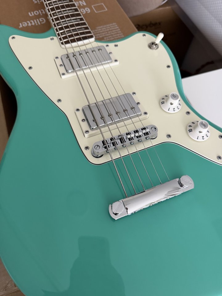 Squier Paranormal Baritone Jazzmaster de segunda mano · Foto 2 de 5 · Barcelona · 380 €