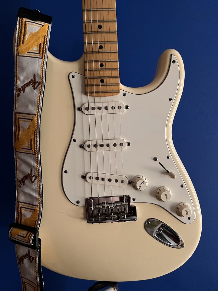 Fender American Standard Stratocaster de segunda mano · Foto 1 de 3 · Córdoba · 900 €