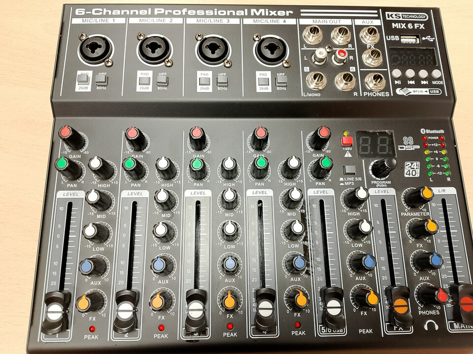 Mezclador 4 entradas mono + 1 estéreo