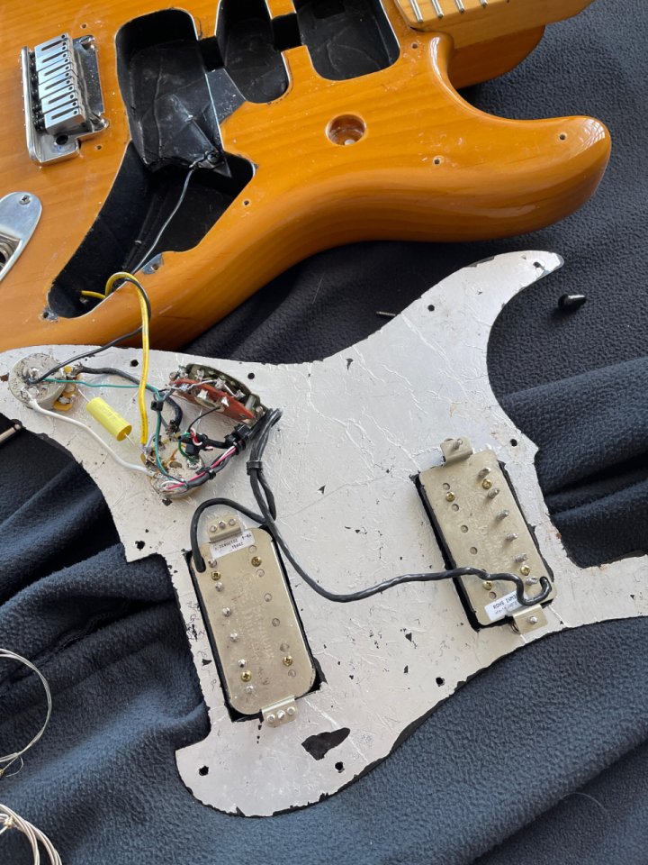 Fender Stratocaster Deluxe Ash (2004) - Sonido Brutal con Mejoras Profesionales de segunda mano · Foto 10 de 10 · Murcia · 1300 €