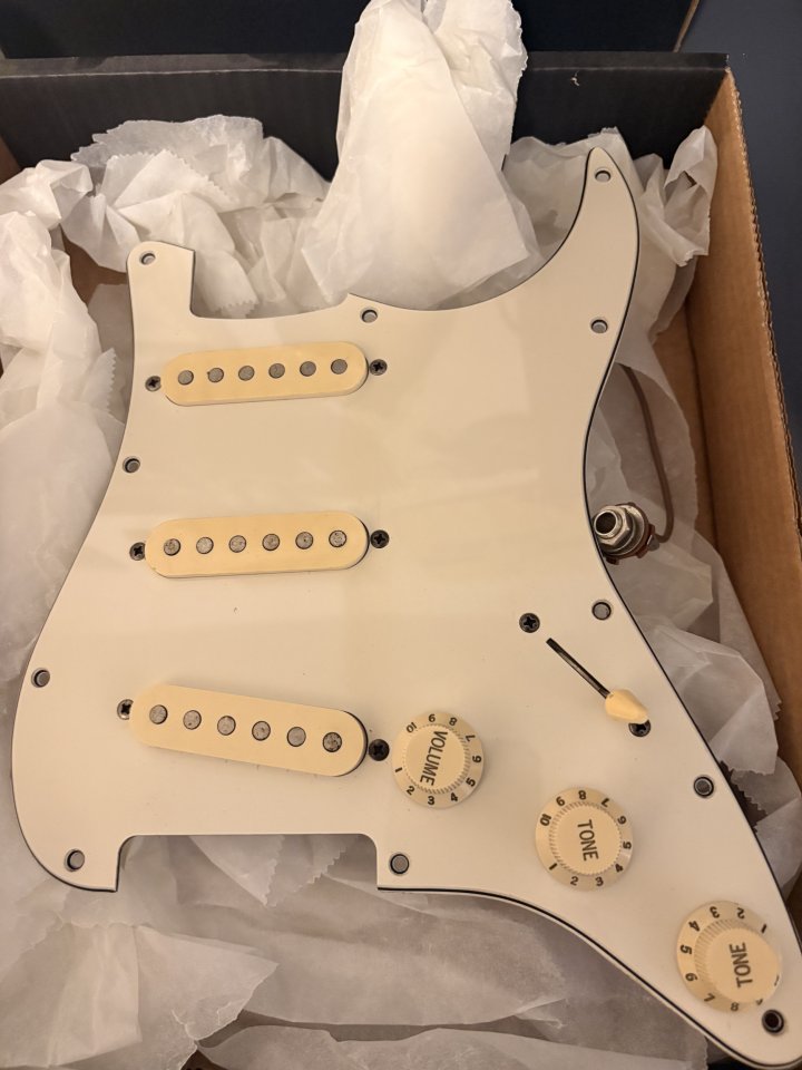 Golpeador y electronica fender MIJ de segunda mano · Foto 1 de 2 · Barcelona · 180 €