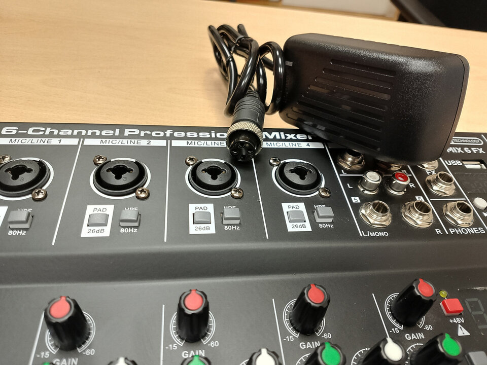 Mezclador 4 entradas mono + 1 estéreo