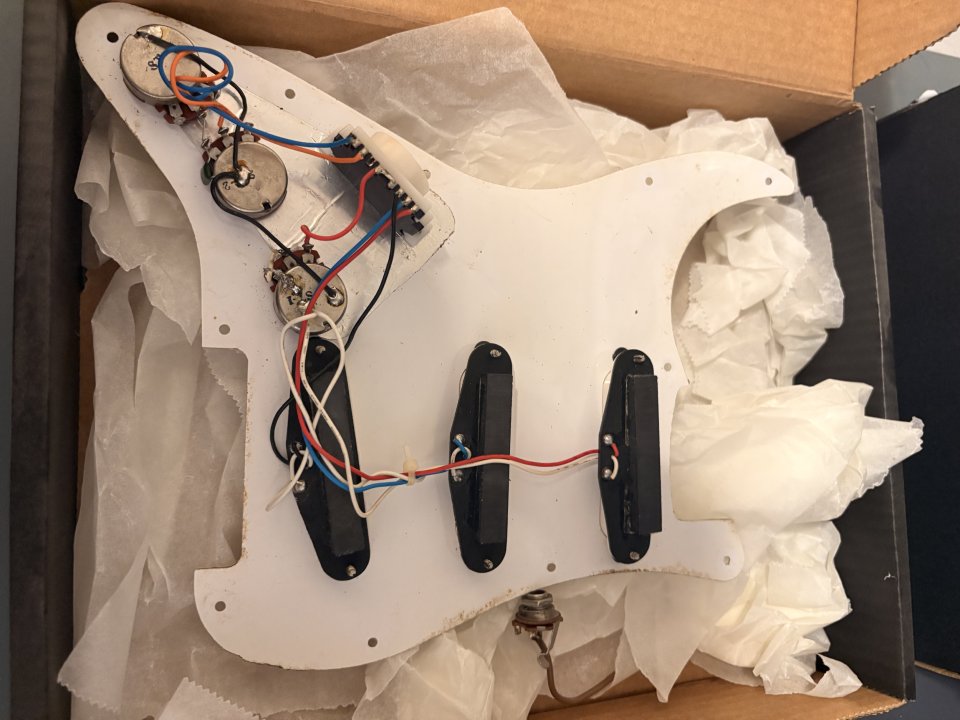 Golpeador y electronica fender MIJ de segunda mano · Foto 2 de 2 · Barcelona · 180 €
