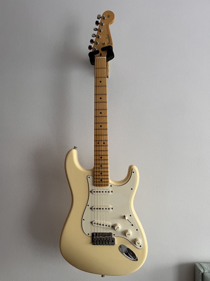 Fender American Standard Stratocaster de segunda mano · Foto 3 de 3 · Córdoba · 900 €