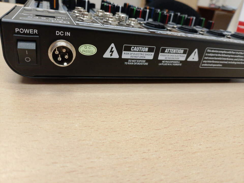 Mezclador 4 entradas mono + 1 estéreo