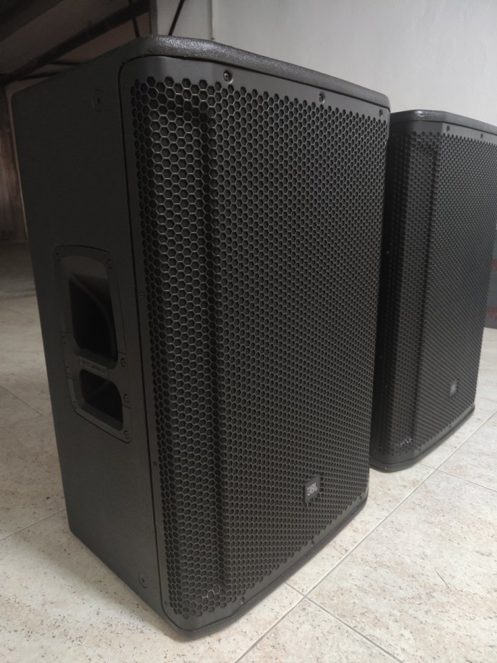 Altavoces JBL SRX815