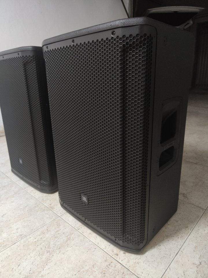 Altavoces JBL SRX815