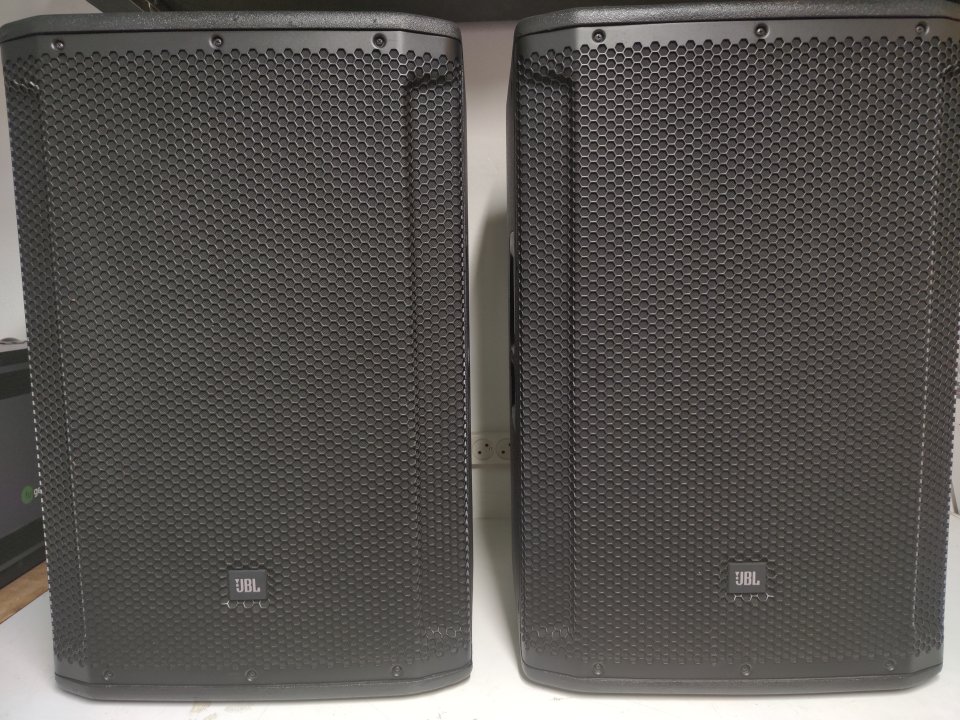 Altavoces JBL SRX815