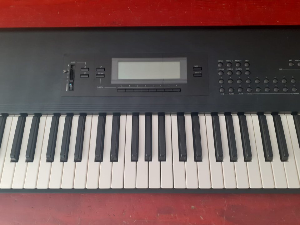 Korg T2 EX de segunda mano · Foto 4 de 10 · Girona · 615 €