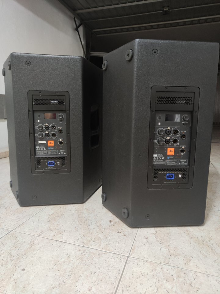 Altavoces JBL SRX815