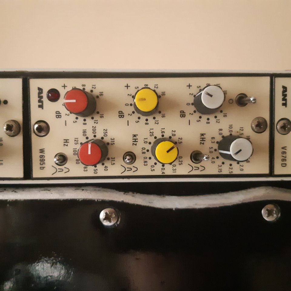 ANT/TELEFUNKEN 2x v676D MIC/LIN PRE 2x W695b MST EQ (PLUG&PLAY) de segunda mano · Foto 3 de 9 · Cádiz · 2200 €