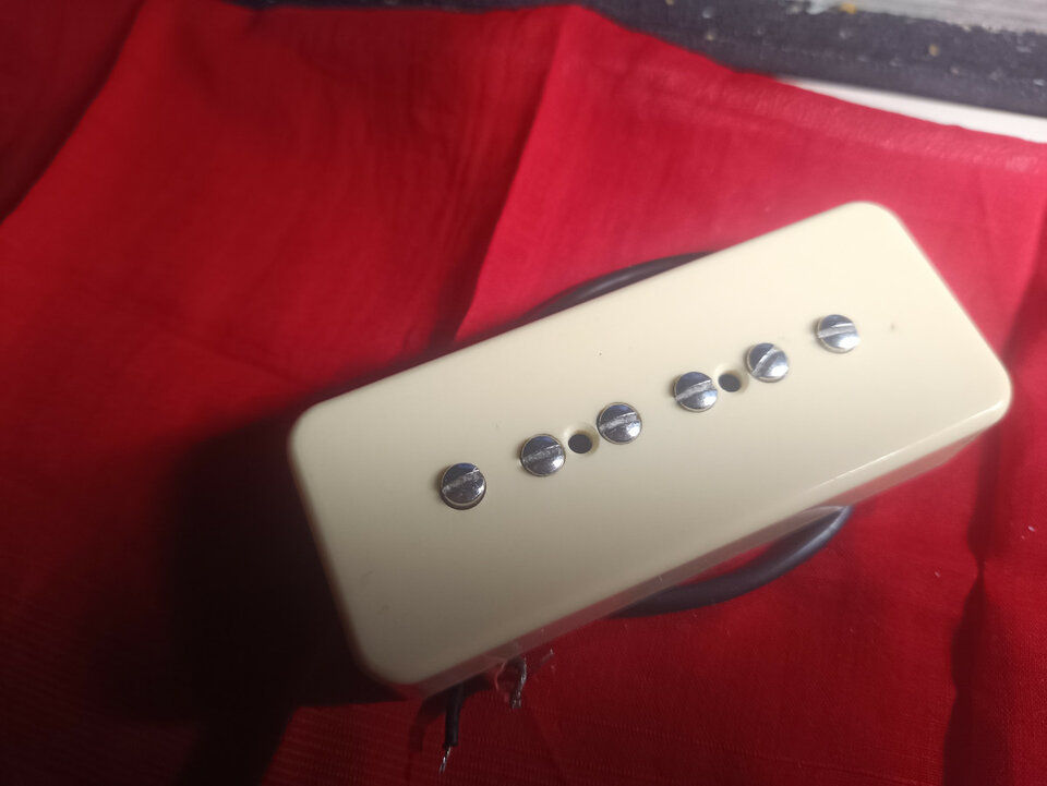 The creamery p90 humbucker crema mastil