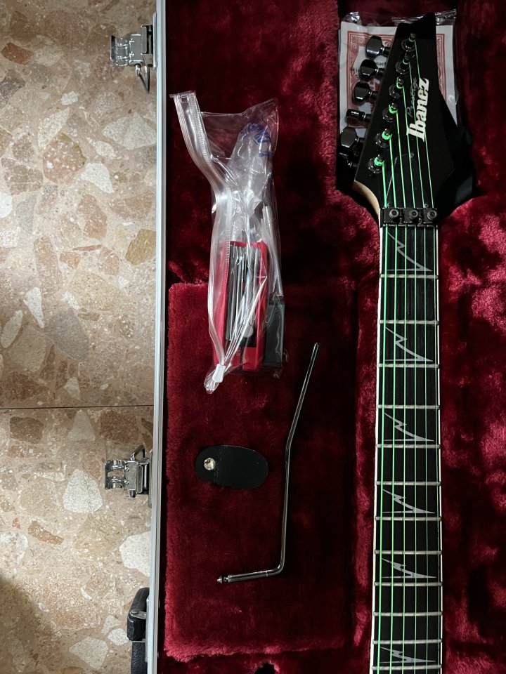 Vendo guitarra Ibanez Prestige de segunda mano · Foto 4 de 4 · Castellón · 1100 €