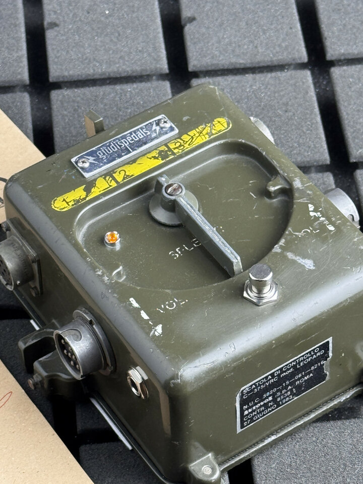 GIUDIS FUZZ  C375 (1 de 2), el 2 lo tiene Joey Landreth) - Jordan Bosstone "Nashville"-