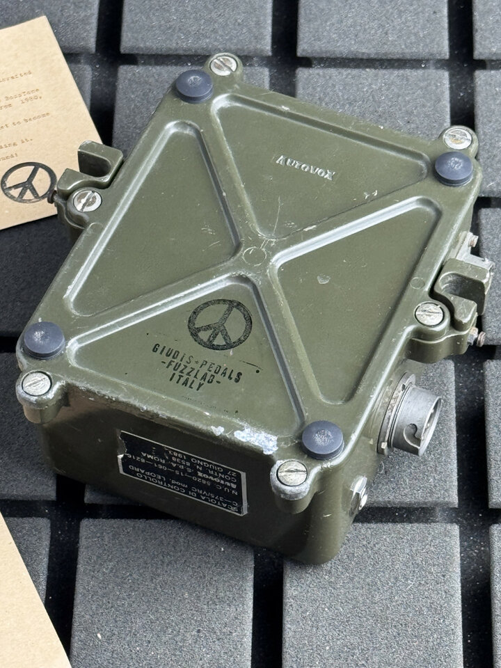 GIUDIS FUZZ  C375 (1 de 2), el 2 lo tiene Joey Landreth) - Jordan Bosstone "Nashville"-