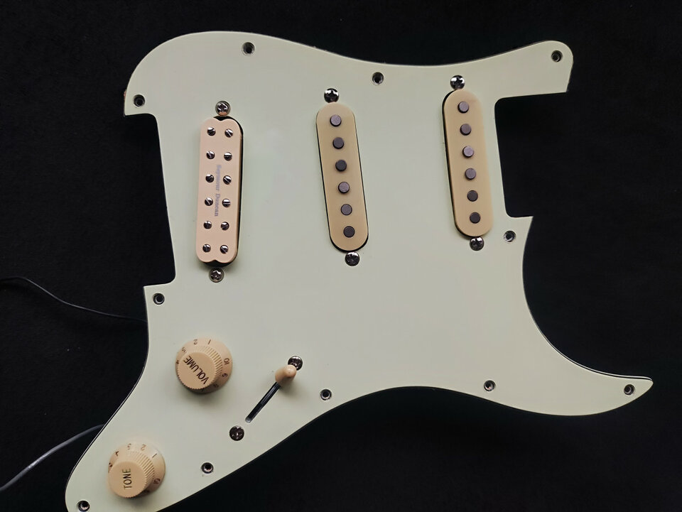 Golpeador schecter Diamond series Nick Johnston con Seymour Duncan SL59