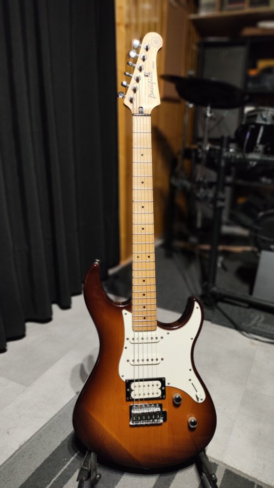 (O cambio) Yamaha Pacifica 112V con pastillas Fender