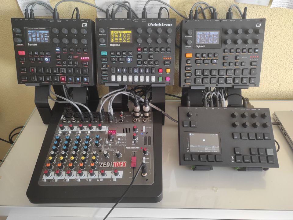 Super Pack Producción: Trilogía Elektron + Torso S4 + KRK Gen5 + Extras (Garantía) de segunda mano · Foto 2 de 9 · Valladolid · 2500 €