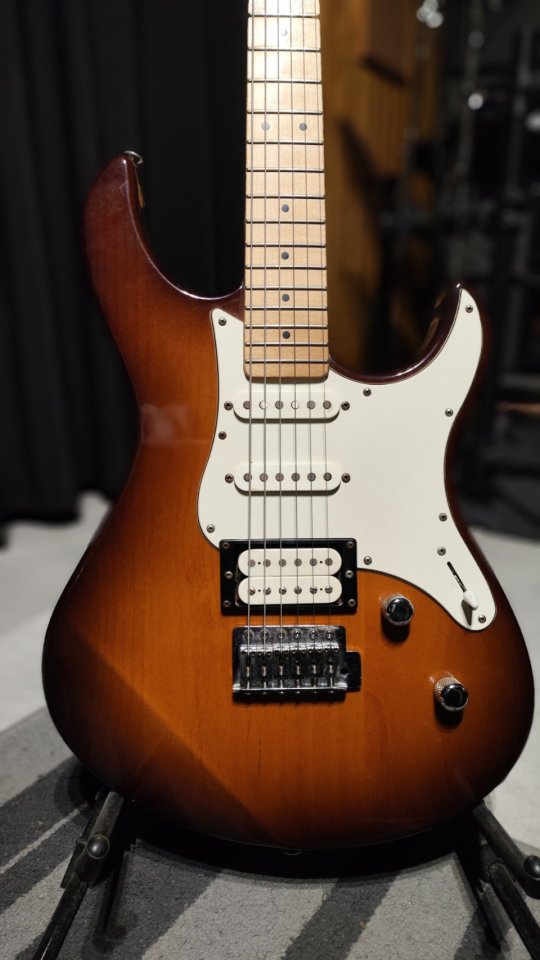 (O cambio) Yamaha Pacifica 112V con pastillas Fender