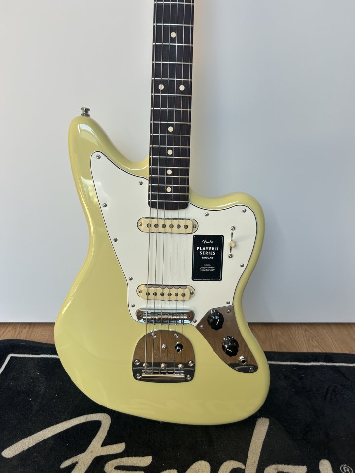 FENDER PLAYER II JAGUAR, ROSEWOOD Fingerboard, Hialeah Yellow ((NUEVA))