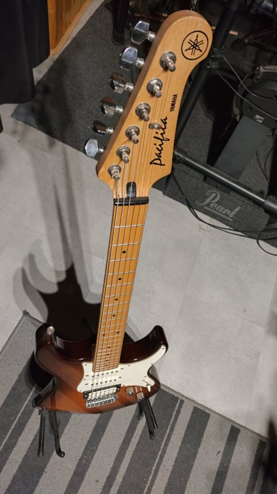 (O cambio) Yamaha Pacifica 112V con pastillas Fender