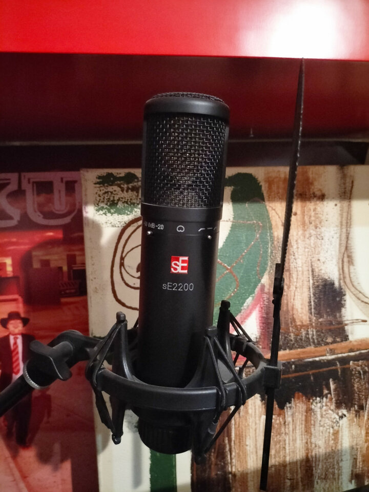 VENDO MICROFONO SE2200 en un estado impecable 130 EUROS.