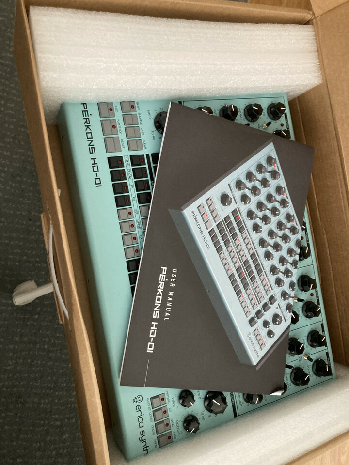 Erikca synths perkons x  Intellijel Cascadia