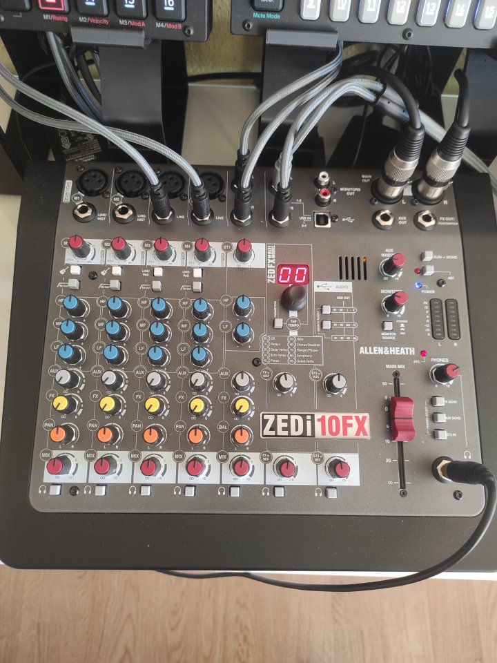 Super Pack Producción: Trilogía Elektron + Torso S4 + KRK Gen5 + Extras (Garantía) de segunda mano · Foto 8 de 9 · Valladolid · 2500 €