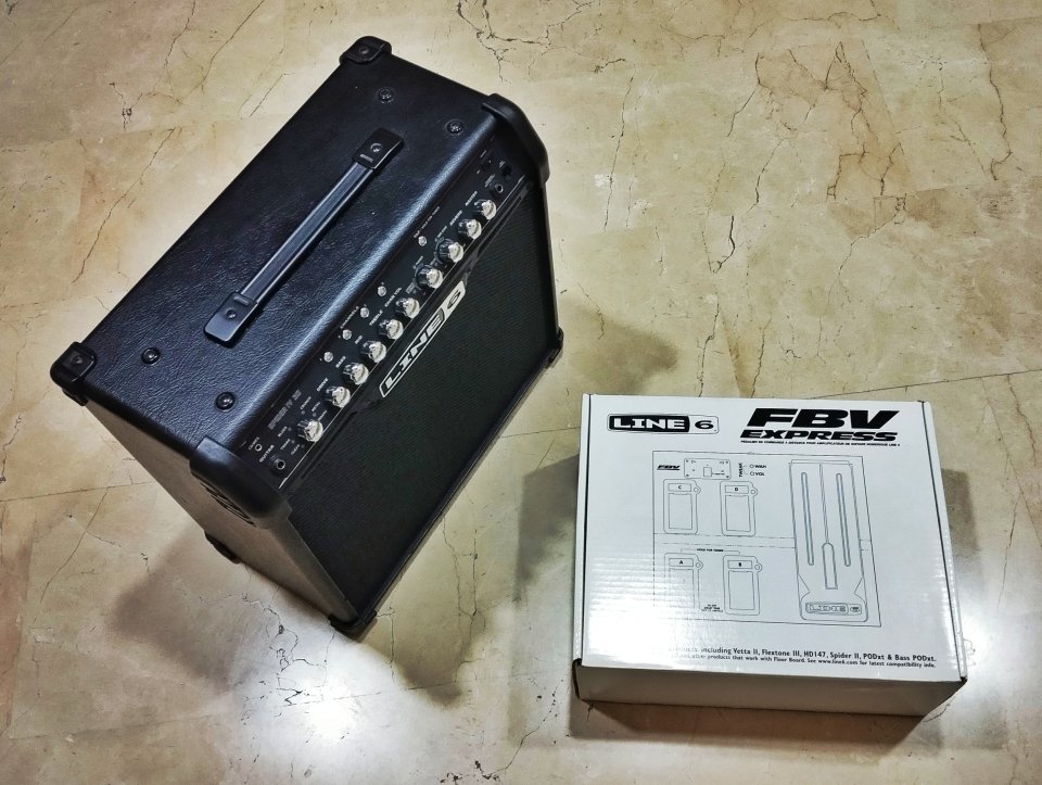 Amplificador Line 6 spider IV 30w + pedal control Line 6 FBV Express MKII