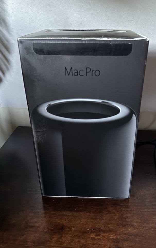 Mac Pro 6.1 2020 12 Cores 64 Gb como nuevo de segunda mano · Foto 1 de 2 · Madrid · 1400 €