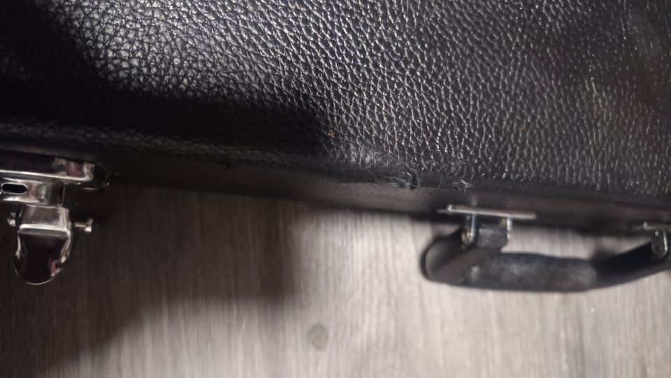 Estuche guitarra de segunda mano · Foto 5 de 6 · Madrid · 40 €