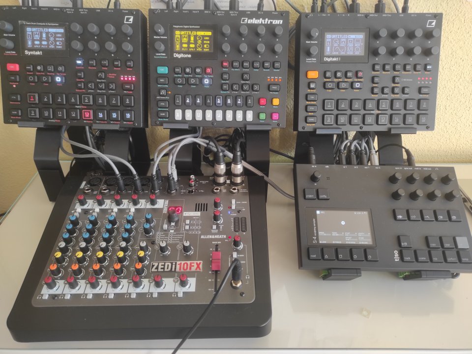 Super Pack Producción: Trilogía Elektron + Torso S4 + KRK Gen5 + Extras (Garantía) de segunda mano · Foto 9 de 9 · Valladolid · 2500 €