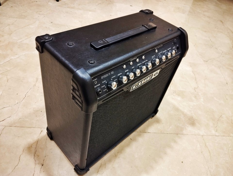 Amplificador Line 6 spider IV 30w + pedal control Line 6 FBV Express MKII