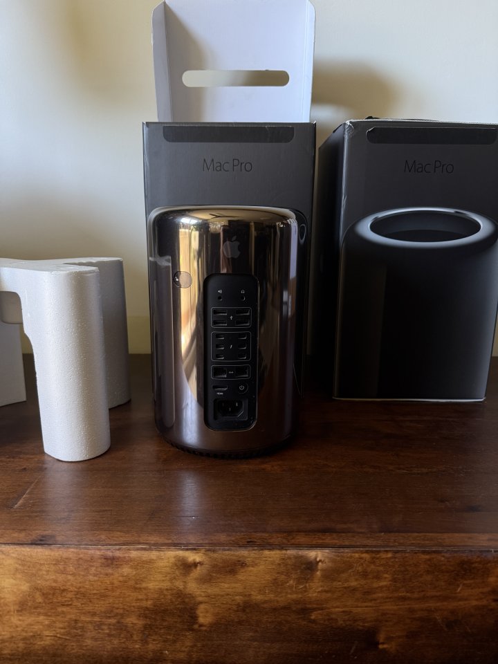 Mac Pro 6.1 2020 12 Cores 64 Gb como nuevo de segunda mano · Foto 2 de 2 · Madrid · 1400 €