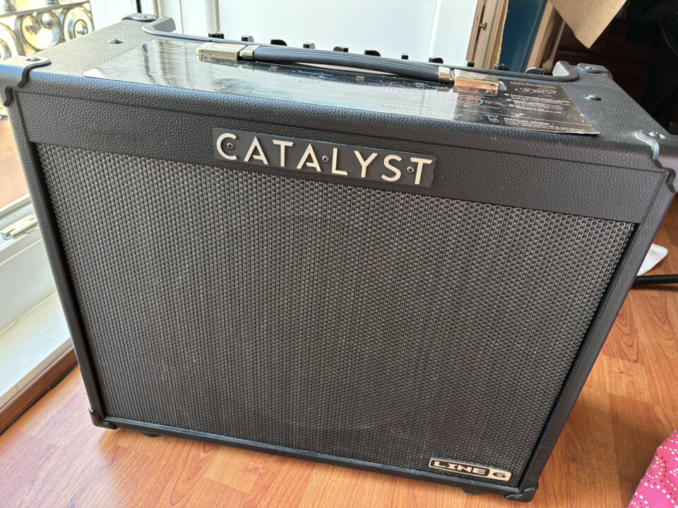 Line 6 catalyst 100 , con funda y footswitch