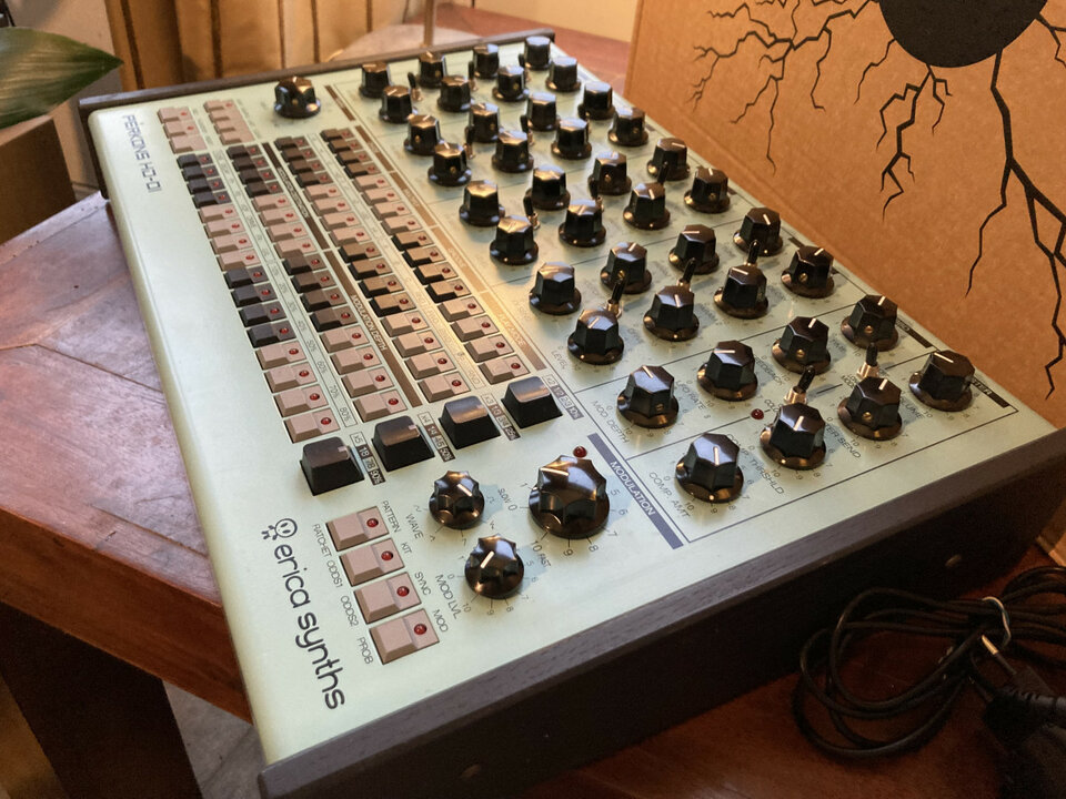 Erikca synths perkons x  Intellijel Cascadia