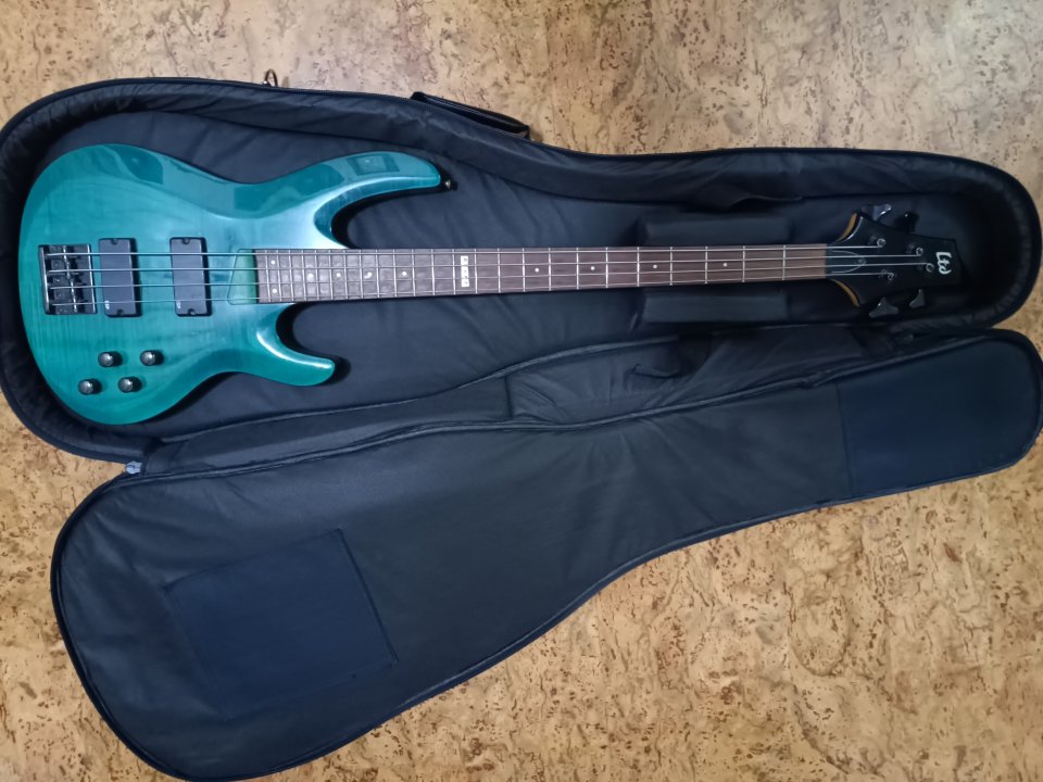 Bajo eléctrico activo LTD B-154 verde