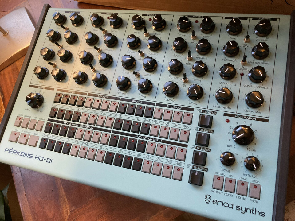 Erikca synths perkons x  Intellijel Cascadia