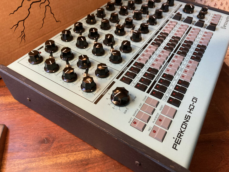 Erikca synths perkons x  Intellijel Cascadia