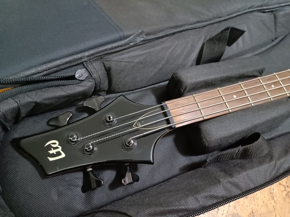 Bajo eléctrico activo LTD B-154 verde