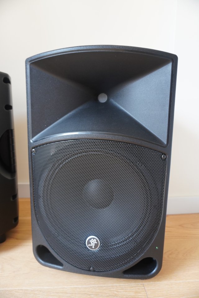 Pareja Mackie Thump12 + fundas + soportes de segunda mano · Foto 7 de 8 · Barcelona · 550 €