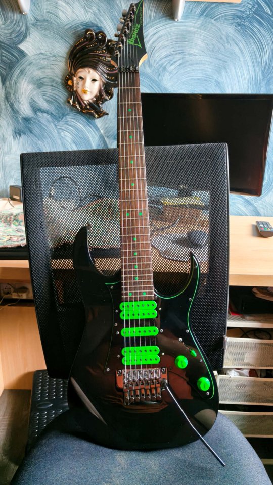 Ibanez Universe Green Dot UV70P